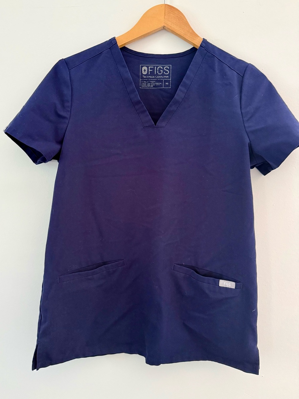 Figs women’s cases Navy scrub top w two pockets